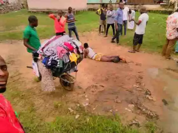 Very Funny! Young Man & His Gang Steal Wheel Barrow Full Of Clothes, Then This Happens